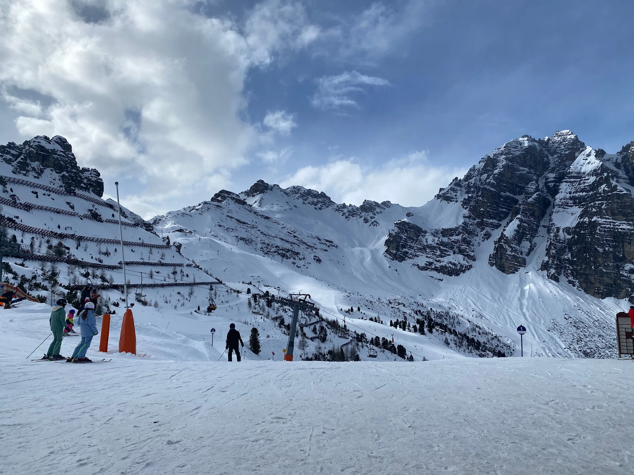 在山頂藍色雪道的風景 在山頂藍色雪道的風景