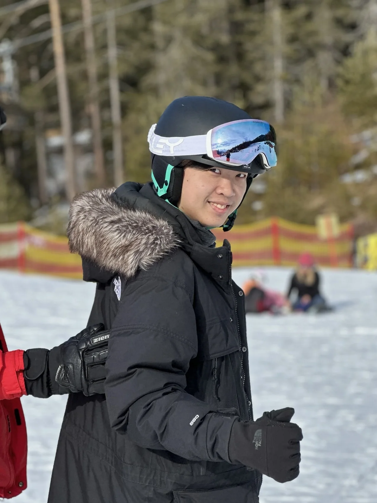 第一次滑雪,穿羽絨外套超熱。 第一次滑雪,穿羽絨外套超熱。